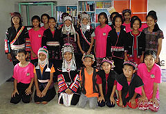 タイ山岳民族アカ族の6歳から15歳の子供達18人が共同生活する「夢の家」を支援し、識字率向上と生活改善の為に協力している。 チェンライにあるタイ国立ダムロン高校の日本語科の生徒たちの教育支援を行っている。